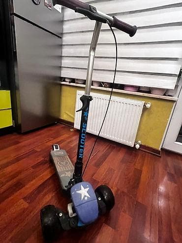 89 təkəri: Uşaq skuter-i, 3 təkərli model. Xüsusiyyətlər: - Ön tərəfdə iki iri — 1