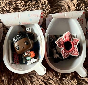 3d eyneklerin qiymeti: Stranger Things fiqurları hər biri 3 manata satılır. Очень Странные — 1