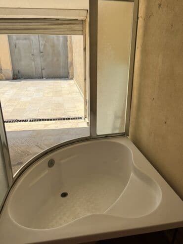 hamam qapı: Ağ rəngdə, yarım dairəvi formalı duş kabinəsi. Şüşə panelləri və metal — 7