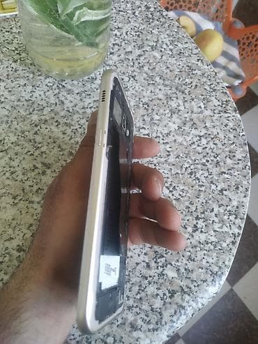 telf: Samsung Galaxy A5 (qızılı rəng) - Ekran: 5.2" Super AMOLED, ön — 3