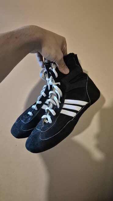 adidas different: Boks/kikboks üçün yüksəkgövdəli idman ayaqqabısı - Rəng: qara, ağ — 1