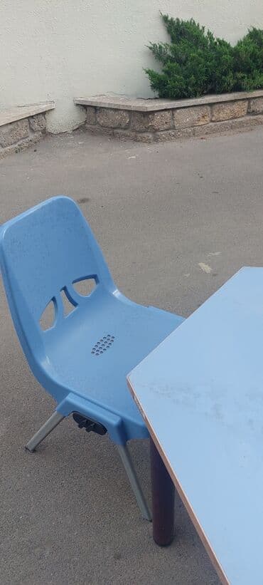 Uşaqlar üçün masalar oturacaqlar bagça məktəb rəsmdə işlənə bilən