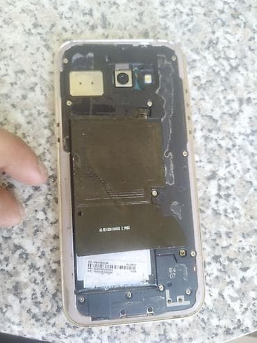 Samsung Galaxy A5 (qızılı rəng) - Ekran: 5.2" Super AMOLED, ön