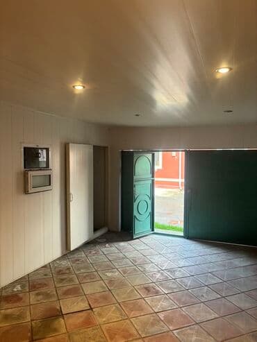 1 otaqlı kohnə tikili: Qaraj/Anbar sahəsi kirayə verilir - Metal iki qanadlı yaşıl qapı və — 5
