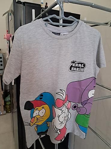 qara bodiklər: Uşaq T‑shirt dəsti – 4 ədəd - Qara T‑shirt: ön hissədə çoxrəngli şir — 4
