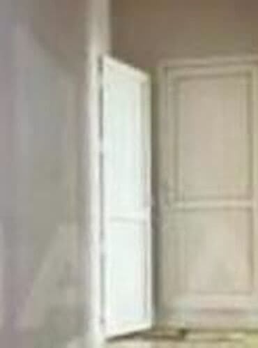 Ağ rəngli interyer qapısı 2qapıdır biri şüşəli biri şüşəsizdir.1i 30