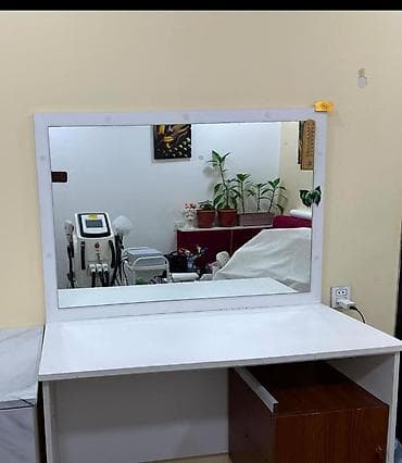 Salon üçün güzgülü şkaf satılır. Qiymət 40 azn. Bakı. Aytən əmlak. E — 1