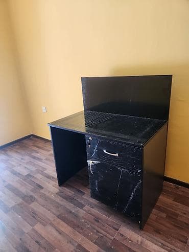 компьютерный стол: Qara ofis masası – mermer naxışlı üst səth və arxa panel - Material — 3