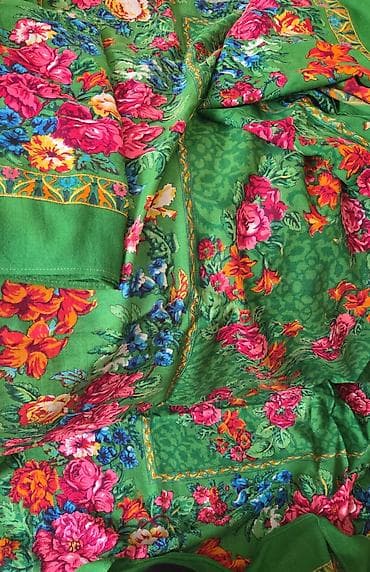 Yaşıl fonlu, iri çiçək naxışlı böyük yun şal [ en1.50×uzun 2.10sm]
