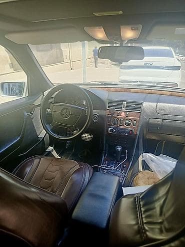 Mercedes-Benz C-Class: 2.2 l | 1996 il Sedan — 4