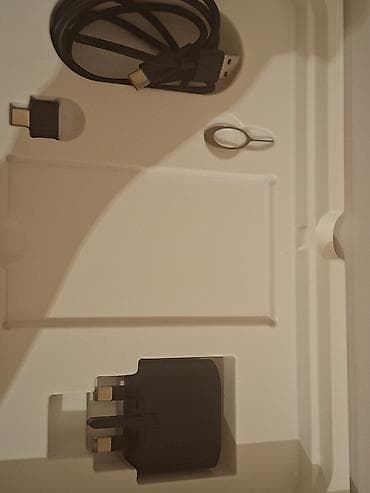 Planşet və aksesuarlar dəsti Məhsulun tərkibi: - 10.1” ölçülü Android