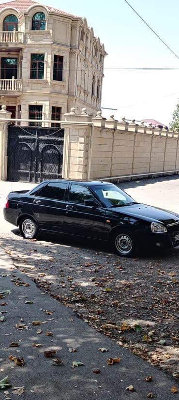 Lada Priora sedan – qara rəng, 4 qapılı, ön və arxa işıqlar orijinal