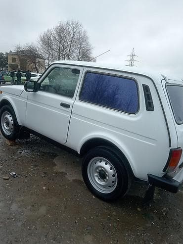 ikinci el radiatorlar: LADA Niva (3 qapılı) ağ rəngli off-road SUV - Kuzov: 3 qapı, qısa — 5