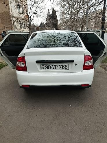 kia az: Ağ rəngli sedan avtomobil - Kuzov: 4 qapılı sedan, arxa hissədə — 3