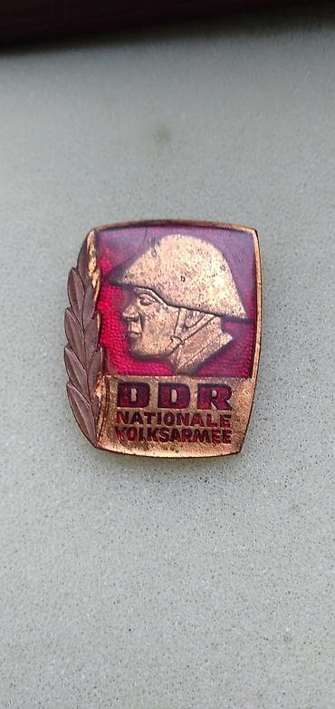 DDR Nationale Volksarmee nişanı - Material: mis (ağır), üzəri emal