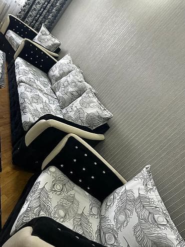 Qara-ağ rəng palitrasında zərif dizayna malik yumşaq mebel dəsti