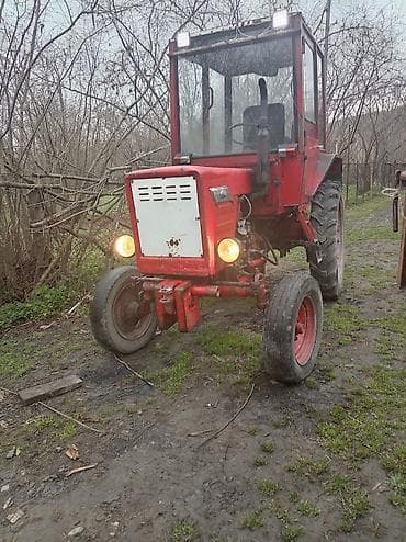 kompressor satisi kreditle: Qırmızı rəngli təkərli traktor - Kabinli, ön və damda işçi fənərləri — 1