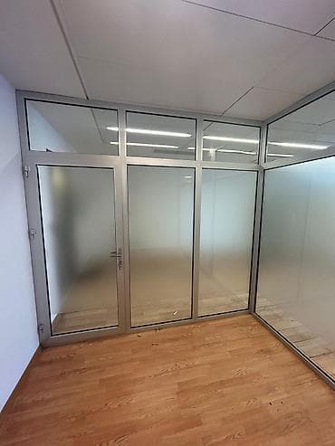 Alüminium çərçivəli ofis şüşə bölməsi - Material: gümüş rəngli