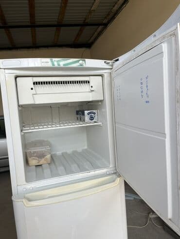 Техника для приготовления еды: Б/у 2 двери Indesit Холодильник Продажа, цвет - Белый, С колесиками — 6