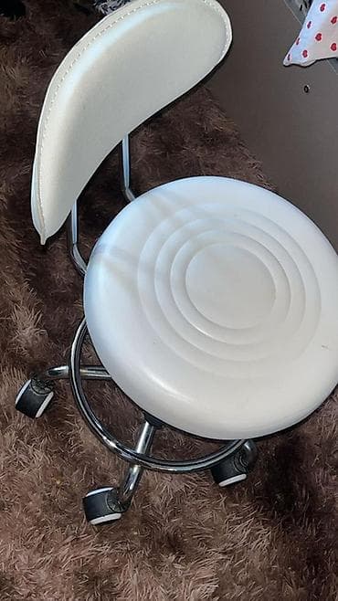 ağ divan: Ağ rəngli təkərli salon stulu - Dairəvi oturacaq: yumşaq süni dəri — 1