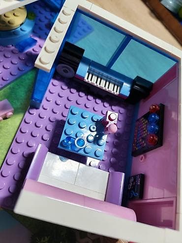 oyuncaq almaq: Lego alinib ama oynadilmayib yenidir. Qiymet 20 manata . Unvan — 4