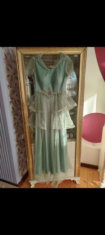 dəst geyimlər: Cəmi 1 dəfə geyinilib ölçüləri düz gəlmədiyi üçün satılır.Qiymətləri — 2