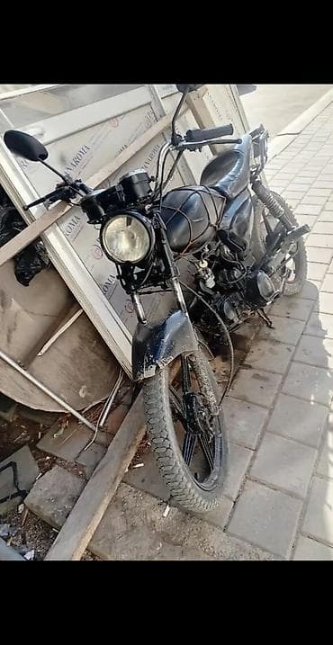 Qara rəngdə motosiklet – klassik tək faralı, yuxarı qaldırılmış lalafo.az -da Qara rəngdə motosiklet – klassik tək faralı, yuxarı qaldırılmış