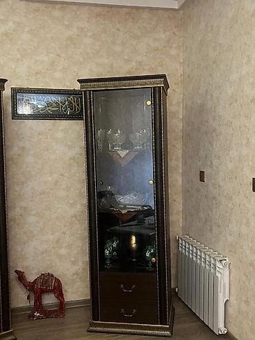 bufet biləcəri: Klassik üslubda şüşəli vitrin dolabları dəsti - Rəng və material — 2