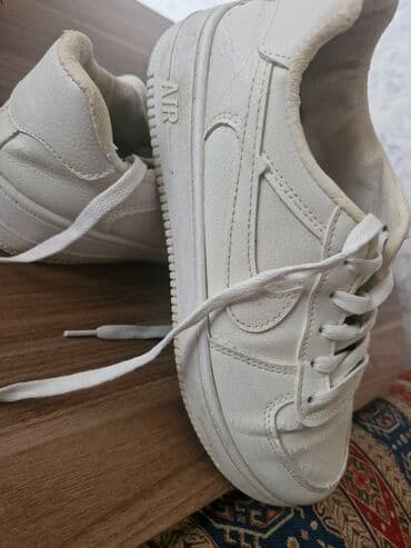 Ağ rəngli idman ayaqqabısı (klassik Air üslubu) - Rəng: tam ağ -