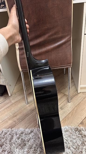 akustik gitara satisi: Akustica klassik gitara – qara rəng, parlaq lak örtük. Xüsusiyyətlər — 4