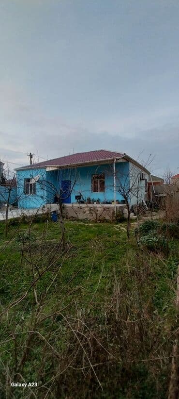 Kirayə evlər: Satılır: həyət evi - Geniş, hasarlı həyət: dəmir darvaza, betonlanmış — 17