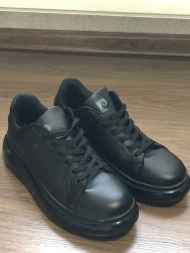 Pierre Cardin kişi krossovkaları - Rəng: tam qara - Üst hissə: hamar