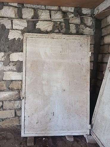 qaplar ev: Dəmir qalın qaraj qapısı.Uzunlugu 2.5 m.Hundurluk 1.90 m.Karkas qalın — 7