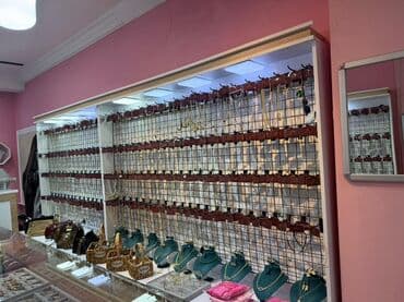 qizilin qramin qiymeti: Satılır; yalnız mebellər içindəki setkalar və qarmaqlar. Vitrində olan — 8