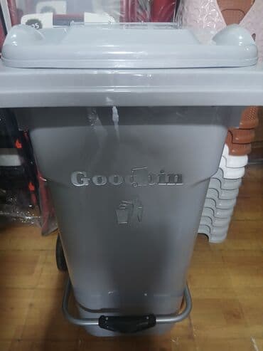 zibil qutusu: Müxtəlif ölçülərdə və rənglərdə Goodbin zibil qutuları. Bu zibil — 7