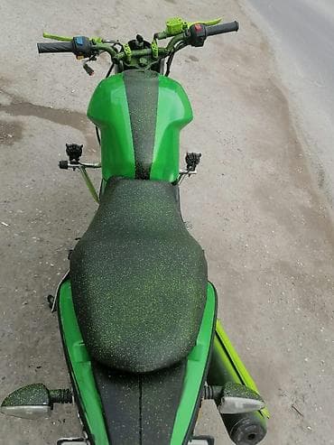 Yaşıl-qara rəng sxemində tüninq edilmiş yol motosikleti lalafo.az -da Yaşıl-qara rəng sxemində tüninq edilmiş yol motosikleti
