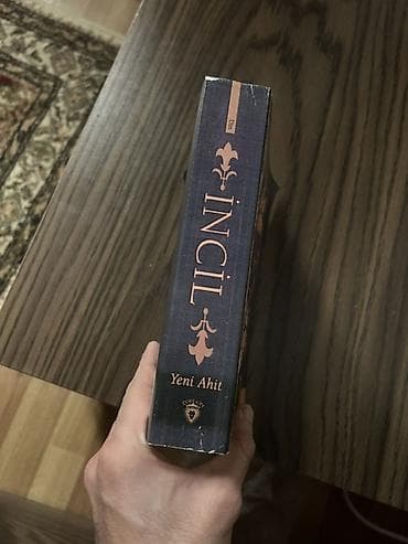 kitab oxumaq: İncil – Yeni Ahit (Türkcə tərcümə) - Dil: Türk dili (qapaqda “İNCİL – — 2