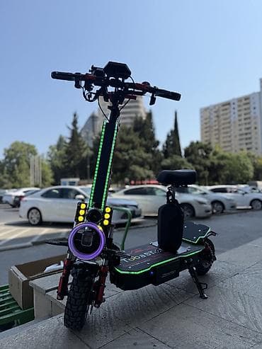 köhne pullar: Elektrikli skuter Texniki xüsusiyyətlər: - İkili motor: 6400W ümumi — 1