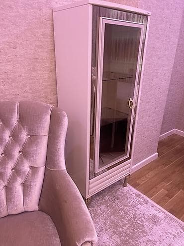 sifonerlər: Şüşəli vitrin dolabı - Rəng: açıq krem/ariş tonlarında - Material — 2