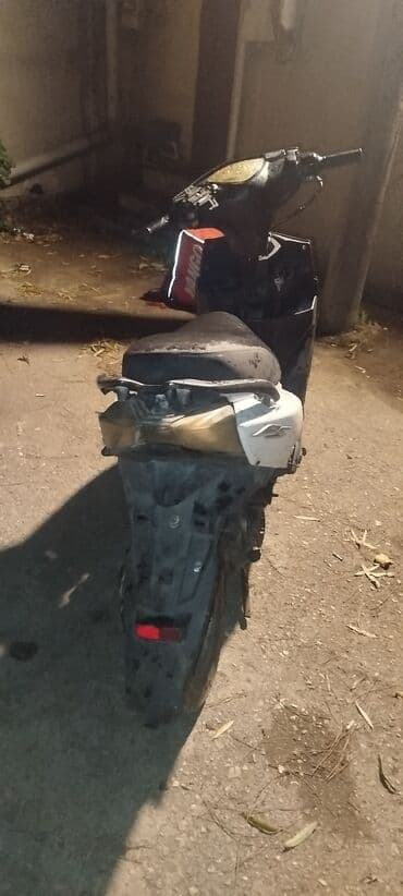 Su nəqliyyatı: Satışda şəhər içi hərəkət üçün kompakt skuter. Xüsusiyyətlər: - — 4