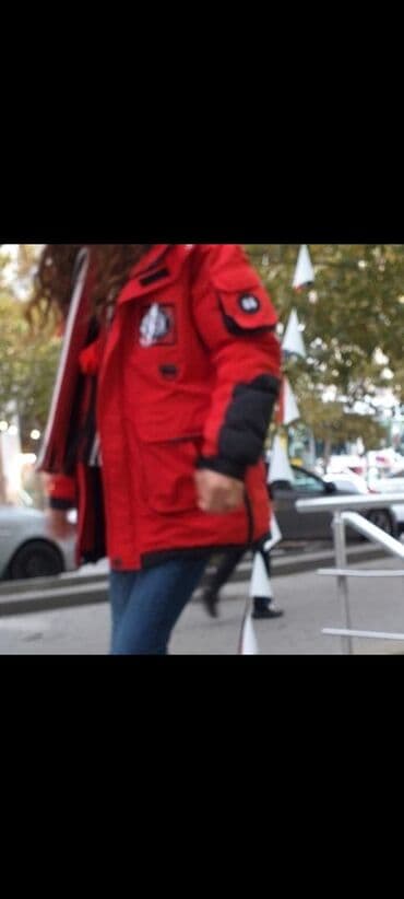 Pencəklər: Qırmızı qış parkası - Rəng: parlaq qırmızı, qara detallarla - Kəsim — 1