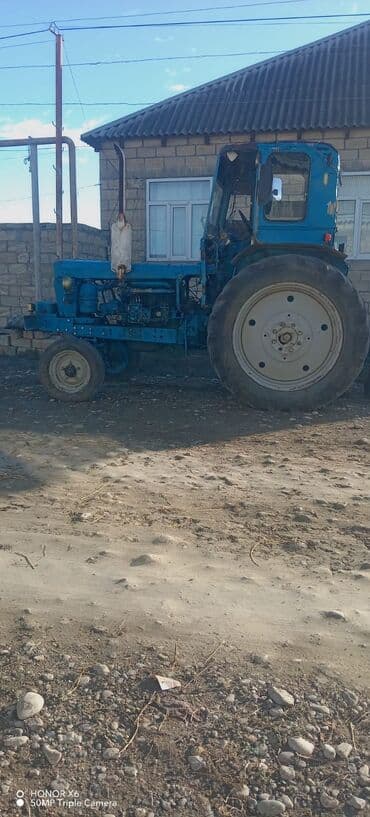 tap az mini traktor: Mavi rəngli MTZ tipli təkərli traktor. Xüsusiyyətlər: - Dizel — 4