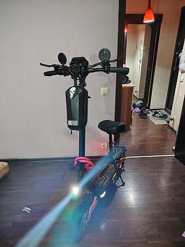 elektrik samokat: Elektrik skuter E-scooterin Scorpion modeli şarj cihazı üstündə — 1