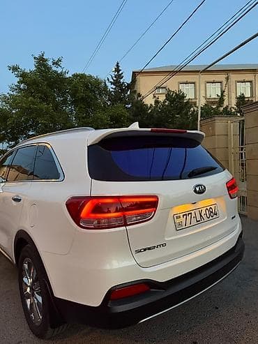 Kia Sorento – ağ rəngli, tam ölçülü SUV Xüsusiyyətlər: - Geniş və — 3