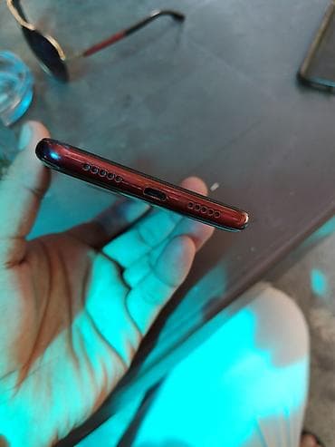 apple se 2020: Məhsul: Qırmızı rəngli smartfon Xüsusiyyətlər: - Arxa hissədə dairəvi — 3