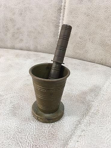 formalar: Məhsul: Köhnə tip bürünc dibək və iki kiçik bürünc qədəh Təsvir: - — 3