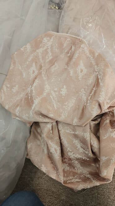 tül parçalar: Açıq çəhrayı rəngdə, üzərində naxışları olan dekorativ parça. Yumşaq — 1