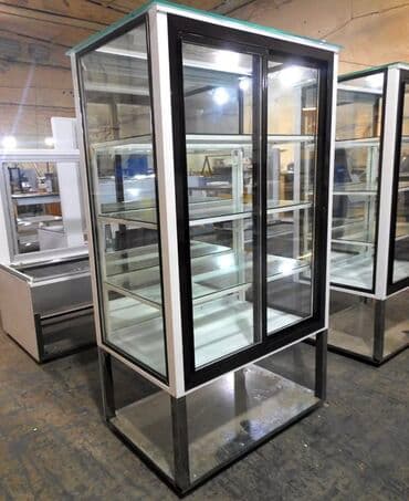 işlenmiş dolablar: Şüşə qapılı, sürüşmə mexanizmli vitrin dolabı. İçərisində müxtəlif — 1