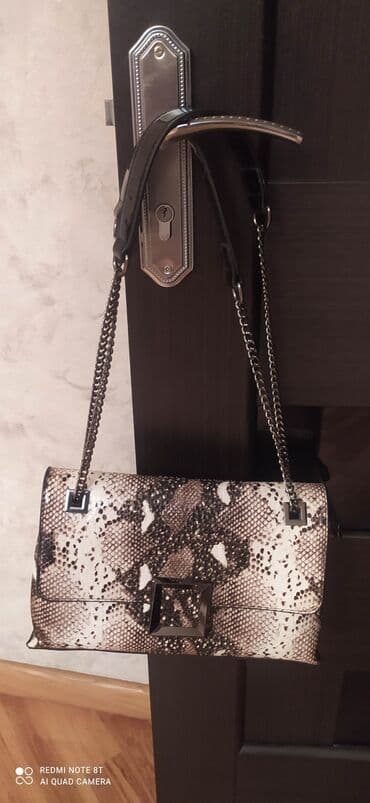 louis vuitton canta: Zərif ilan dərisi naxışlı, qəhvəyi və ağ çalarlarda qadın çiyin — 1