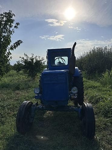 2 si bir yerde idayl vezyitde satlırMavi rəngli təkərli traktor və